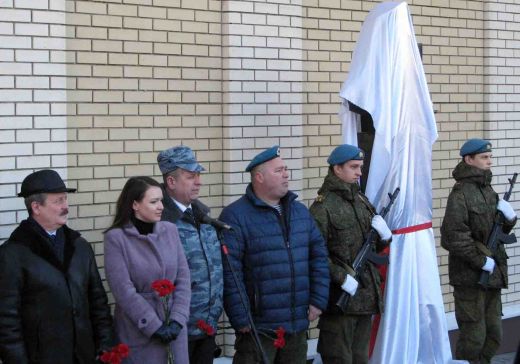 Герой-десантник навечно встал у родной школы