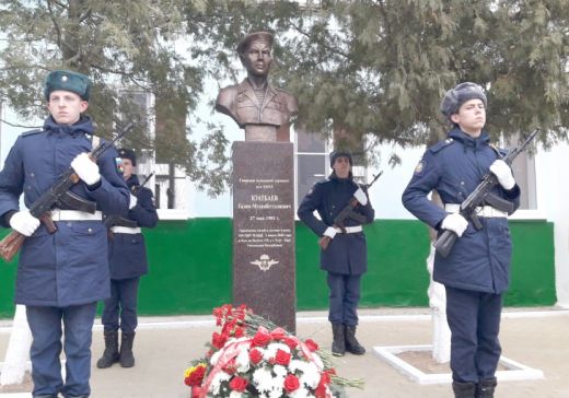 Герой-десантник встал на пост у родной школы