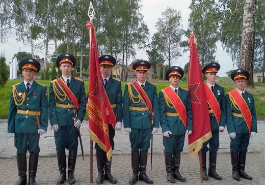 В почётном карауле у памятного знака советским пограничникам - курсанты клуба «Защитник»