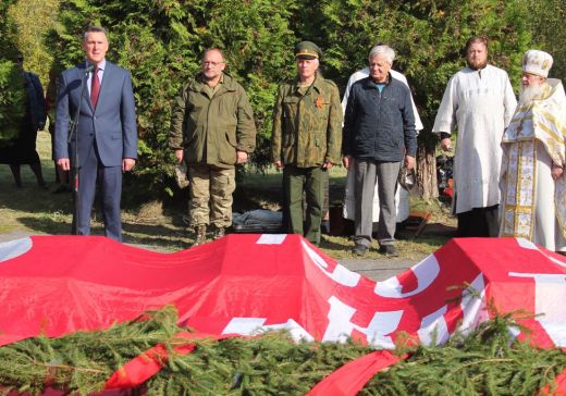 На военном кладбище в Старой  Руссе Новгородской области