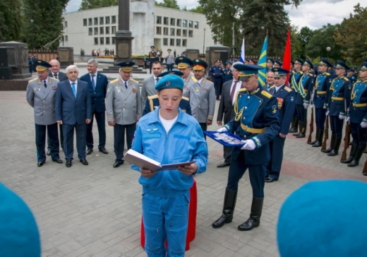 Первому отряду воронежских юнармейцев вручен флаг