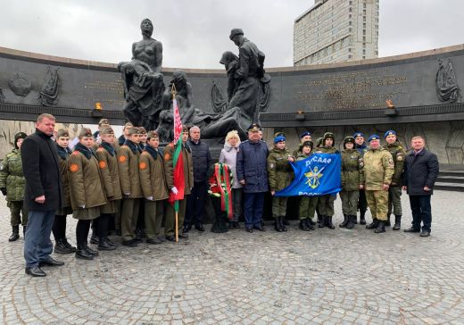 Совместный почетный караул на площади Победы