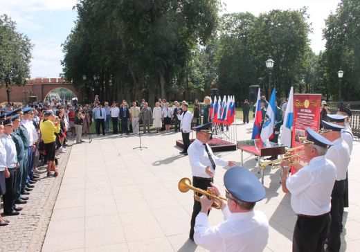 Новгород: торжества в честь Дня флага и отправка гуманитарной помощи