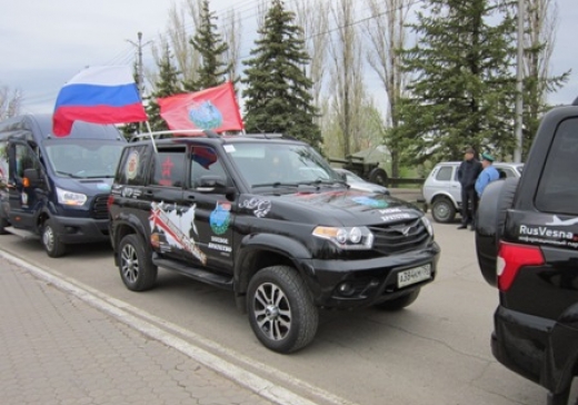 Участники авто-марша «Звезда нашей Великой Победы» доставили в Саратов 200-метровую копию Знамени Победы