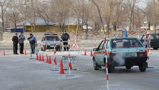 В умелых руках досаафовцев автомобиль на зимней дороге послушен