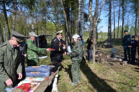 Юные калужские патриоты совершили марш-бросок и поздравили ветеранов