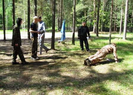 Машина и мотоцикл, конечно, не танк, но грязи и препятствий тоже не боятся