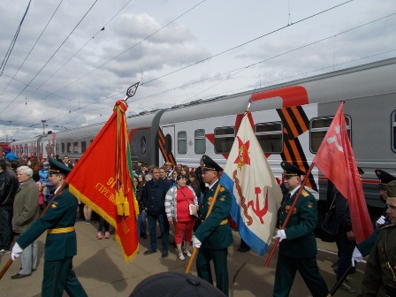 Ветеран войны и ДОСААФ встретился со своим полковым Боевым знаменем