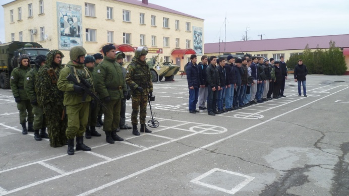 Курсанты Кизлярской автошколы побывали в гостях у воинов