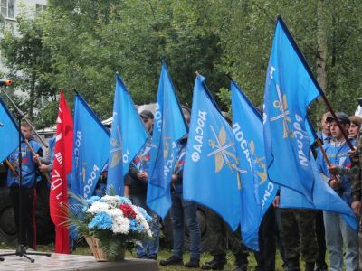 В Старой Руссе открыли бюсты героев-десантников