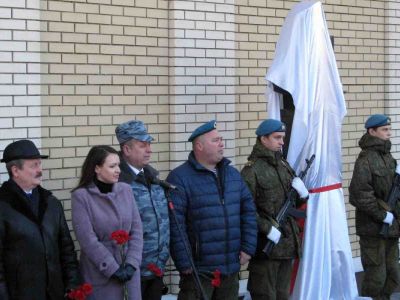 Герой-десантник навечно встал у родной школы