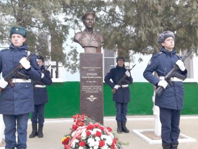 Герой-десантник встал на пост у родной школы