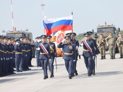 Досаафовцы поздравили личный состав прославленного авиаполка