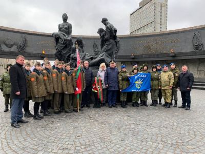 Совместный почетный караул на площади Победы