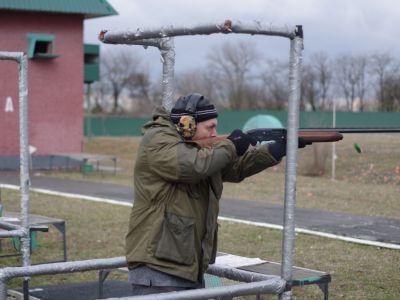 Досаафовцы умеют стрелять и на стенде…