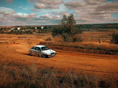 Ветеран руль в руках держит крепко