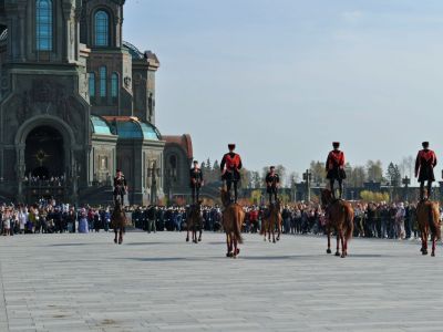 Парад и молебен: в парке «Патриот» отметили День Сухопутных войск России