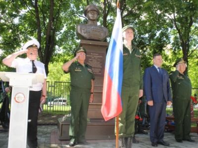 Бюст главнокомандующего ВМФ СССР Николая Кузнецова первым появился на Аллее Героев