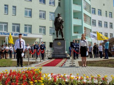 Навечно встал герой у школы…