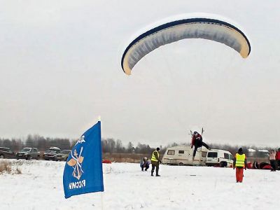 Парапланы в зимнем небе над Девау